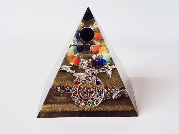 Orgonite pyramide tourmaline noire bracelet 7 chakras et Aum